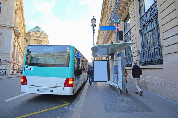 Przystanek autobusowy przy ulicy w Paryżu — Zdjęcie stockowe