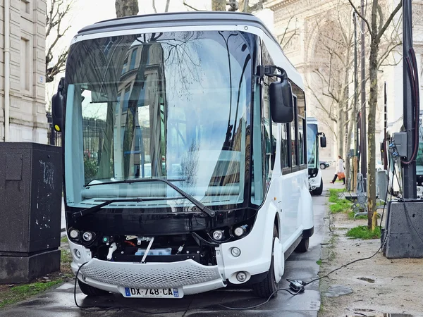 Spese di autobus elettrici sulla strada di Parigi — Foto Stock