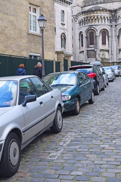 Turismos en un aparcamiento en París — Foto de Stock