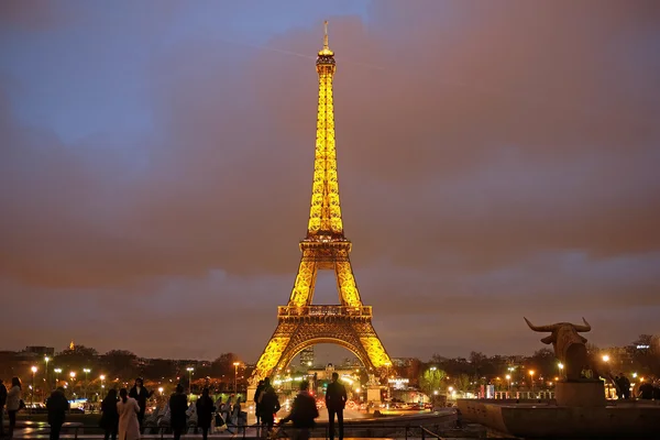 Πύργος του Άιφελ τη μια νύχτα στο Παρίσι — Φωτογραφία Αρχείου