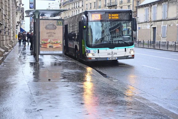 Автобусна зупинка на вулиці міста Париж — стокове фото