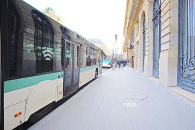Otobüste Paris Caddesi