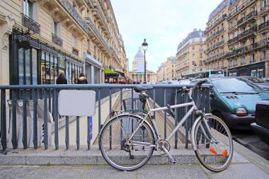 Bisiklet üzerinde bir Park Paris