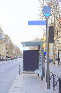 Paris Caddesi üzerinde otobüs durağı
