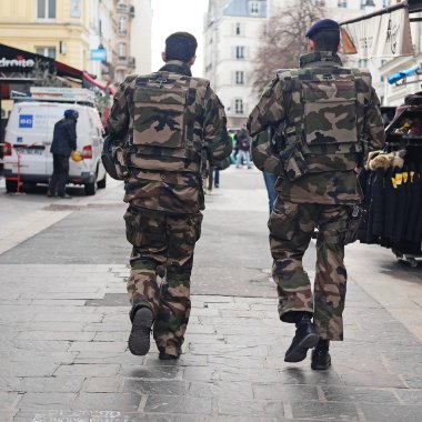 askeri devriye Paris'in merkezinde bir sokakta