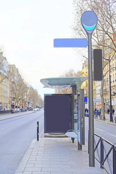 Bushaltestelle auf der Straße von Paris — Stockfoto