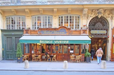 Paris 'teki sokak kafesi.