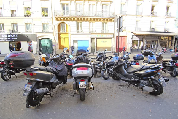 Estacionamiento de motocicletas en una calle —  Fotos de Stock