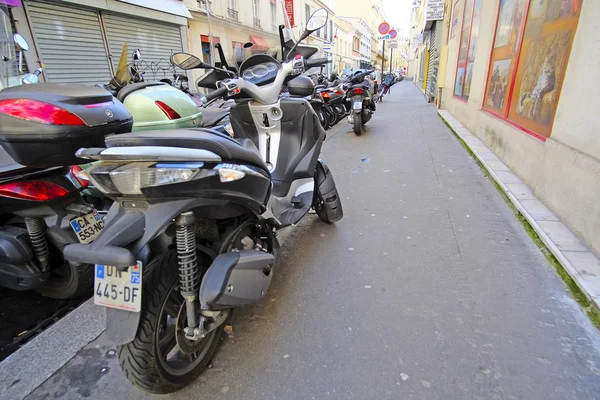 MC-parkering på en gata i centrum av Paris — Stockfoto