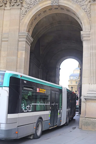 Автобус на вулиці міста Париж — стокове фото