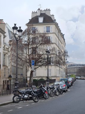 bir sokakta otopark motosiklet