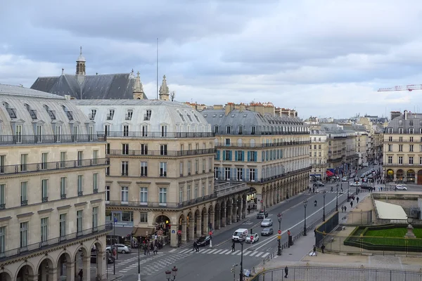 Vista do Luvre para uma rua no centro de Paris — Fotografia de Stock