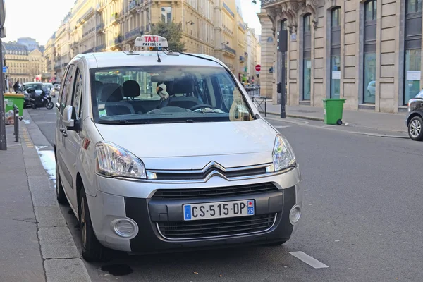 Taxi en un aparcamiento —  Fotos de Stock