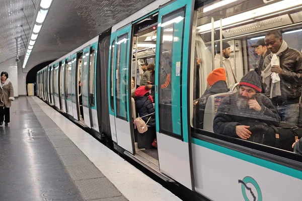 Metro tåg i paris — Stockfoto