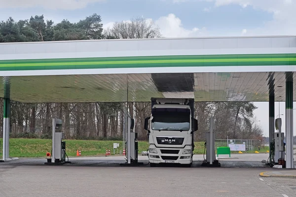 Caminhão em um posto de gasolina — Fotografia de Stock