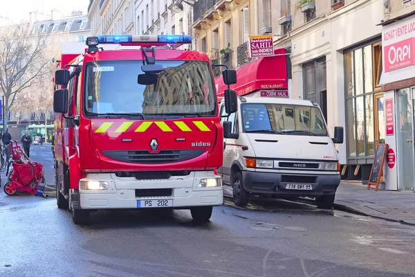 Caminhão de bombeiros em uma rua Paris — Fotografia de Stock