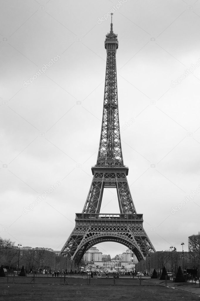 Eiffel tower at a night