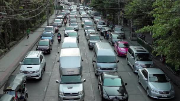 Atasco de tráfico de coches en la carretera — Vídeos de Stock