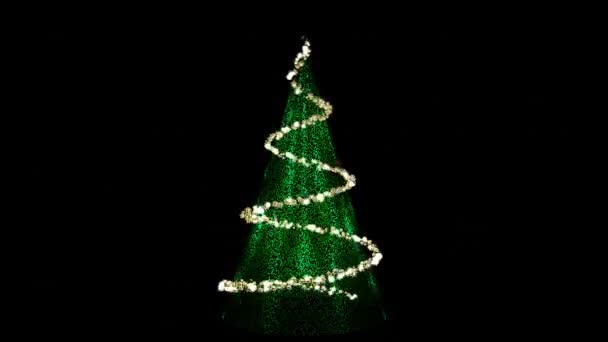 ゴールドグリッターライトトレイルスパイラル。金色の魔法のツリー黒の背景に輝く星の輝きのクリスマスツリー — ストック動画