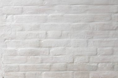 Soyut yıpranmış doku, kırsal odadaki eski alçı rengi açık gri ve eskimiş beyaz tuğlalı duvar arka planı.