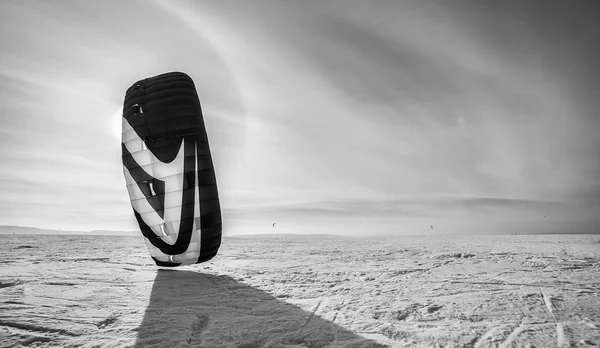 Kiteboarder ile kar üzerinde mavi uçurtma — Stok fotoğraf