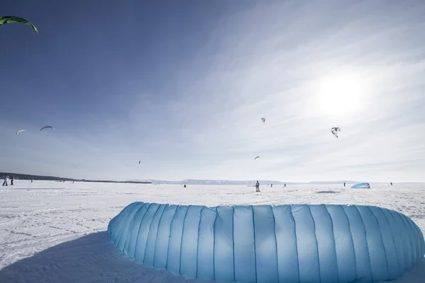 Kiteboarder dengan layang-layang biru di salju — Stok Foto