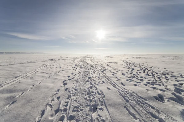 Çok güzel bir gökyüzü ile kış manzarası — Stok fotoğraf