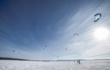 kiteboarder ile kar üzerinde mavi uçurtma