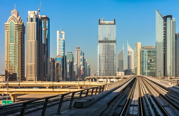 Metro de Dubais com arranha-céus — Fotografia de Stock