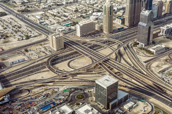 No centro de Dubai. Arranha-céus e estrada — Fotografia de Stock