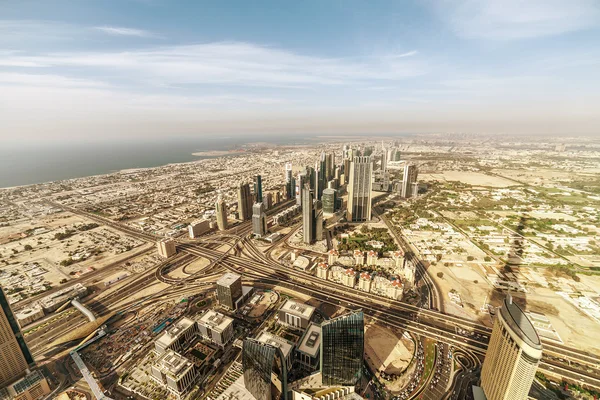 Downtown Burj Dubai. Wolkenkrabbers en weg — Stockfoto