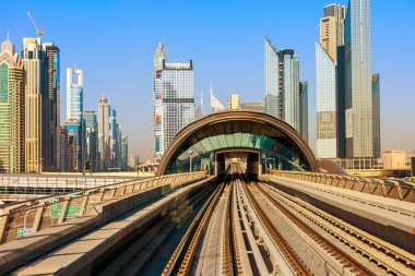Dubais Metro gökdelenler ile