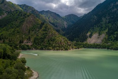 Dağ gölü olan güzel bir manzara.