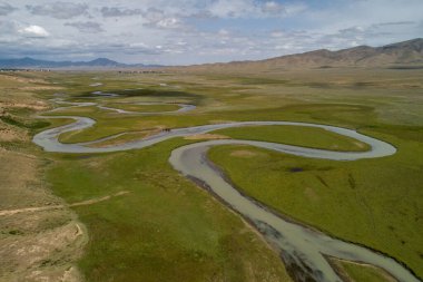 Vadideki dolambaçlı nehir, kuş bakışı manzara