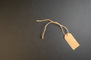 Koyu arkaplanda ipi olan etiket