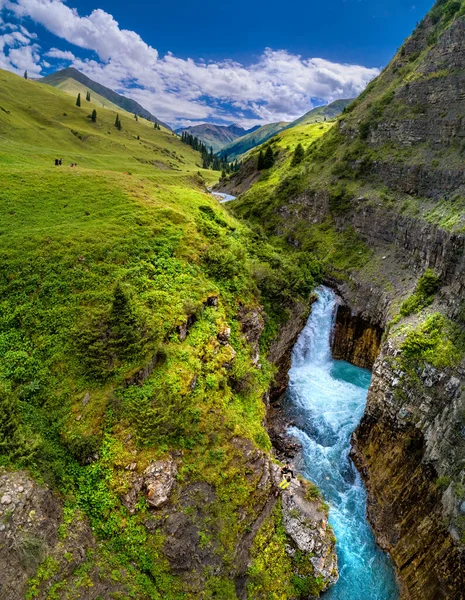 川と滝のある山の谷バード ビュー ストック画像