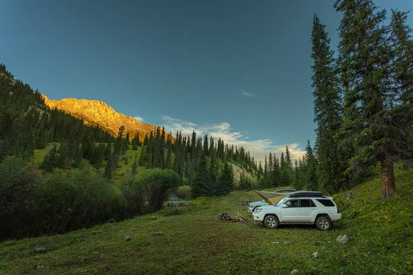 Touristes Automobiles Garés Dans Les Montagnes — Photo