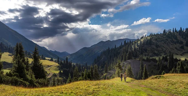 Due Turisti Sentiero Montagna — Foto Stock