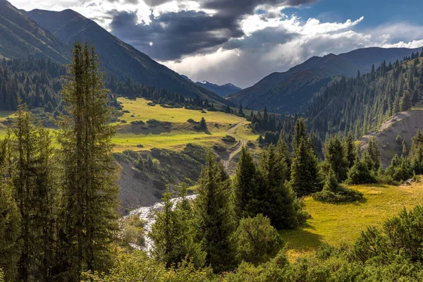 Vackert Bergslandskap Med Väg — Stockfoto