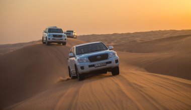Dubai - 21 Ekim: cip çölde, geleneksel üzerinde sürüş 
