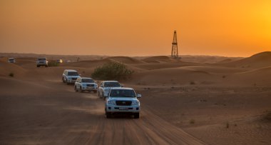 Dubai - 21 Ekim: cip çölde, geleneksel üzerinde sürüş 