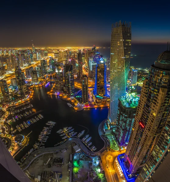 Dubai, Zjednoczone Emiraty Arabskie - 13 października: Nowoczesne budynki w dzielnicy Dubai Marina, Dubai — Zdjęcie stockowe