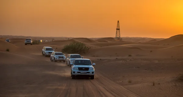 Dubai - 21 oktober: Kör på jeepar på öknen, traditionella — Stockfoto