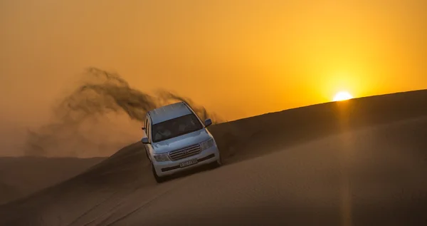 Dubai - 21 oktober: Rijden op jeeps op de woestijn, traditionele — Stockfoto
