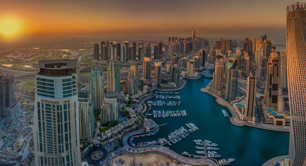 Dubai, Zjednoczone Emiraty Arabskie - 12 października: Nowoczesne budynki w dzielnicy Dubai Marina, Dubai — Zdjęcie stockowe