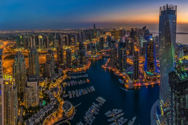 Dubaj, Spojené arabské emiráty - 13. října: Moderní budovy v Dubai Marina, Dubaj — Stock fotografie