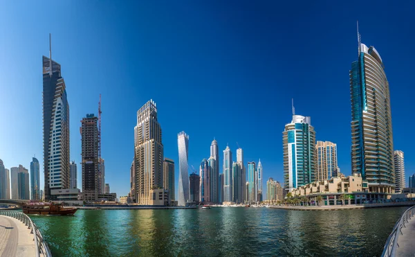 Dubaj, Spojené arabské emiráty - 13. října: Moderní budovy v Dubai Marina, Dubaj — Stock fotografie