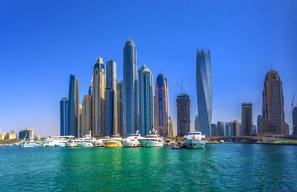 DUBAI, UAE - OCTOBER 18: Modern buildings in Dubai Marina, Dubai — Stock Photo, Image