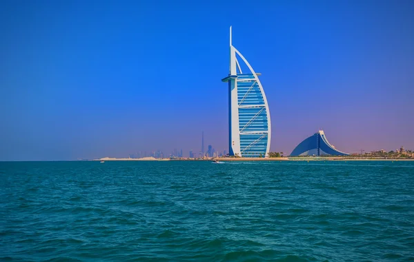 DUBAI, Emirados Árabes Unidos - 18 de outubro de 2014: Burj Al Arab em Dubai, como visto em — Fotografia de Stock