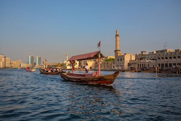 DUBAI, Émirats arabes unis - 18 OCTOBRE : Bateaux sur le ruisseau Bay à Dubaï, Émirats arabes unis — Photo